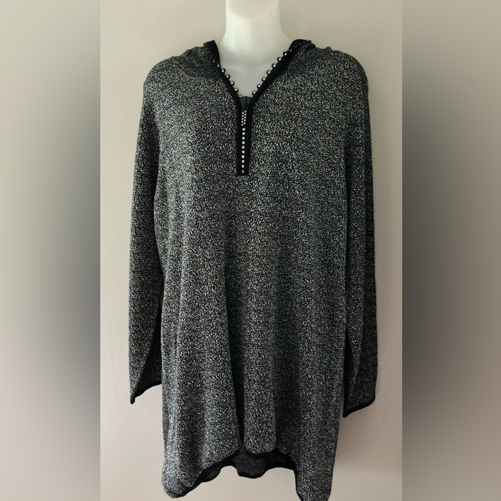 Long sleeved, hooded tunic top featuring a black & silver speckled knit 🌻